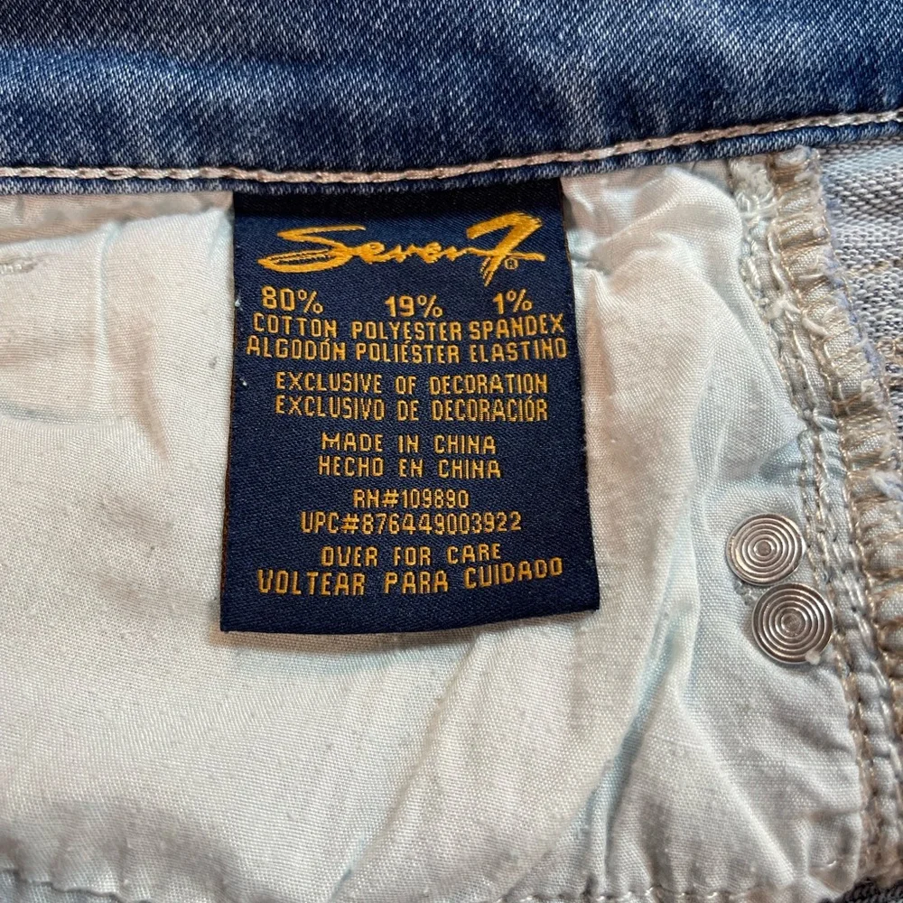 Seven 7 Women’s Capri Jeans Denim Embroidery Back Pockets Distressed Size 14 - Picture 13 of 15